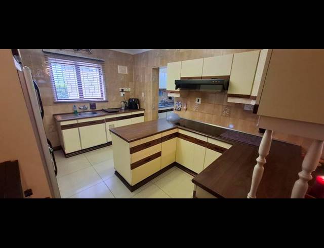 4 BEDROOM HOUSE FOR SALE IN OVERPORT